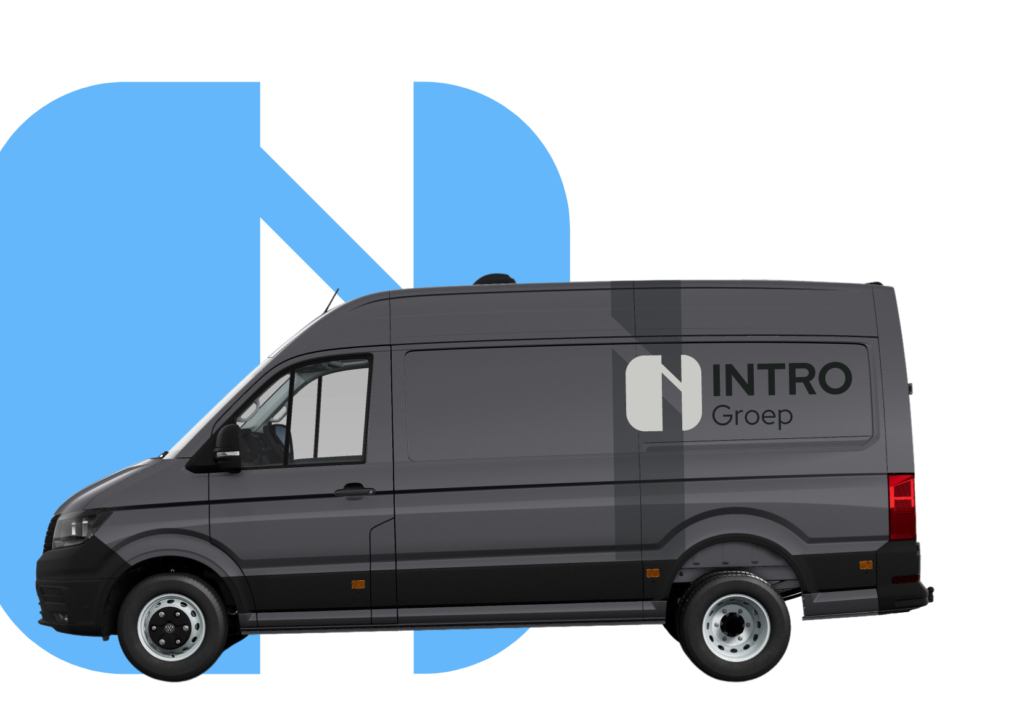 busje met logo erop